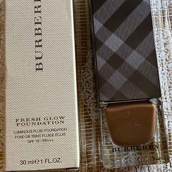 Burberry Fresh Glow Foundation - Picture 3 of 4